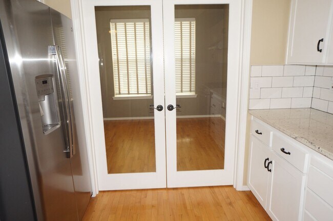 Building Photo - Spectacular NW Portland 3 bedroom Townhouse
