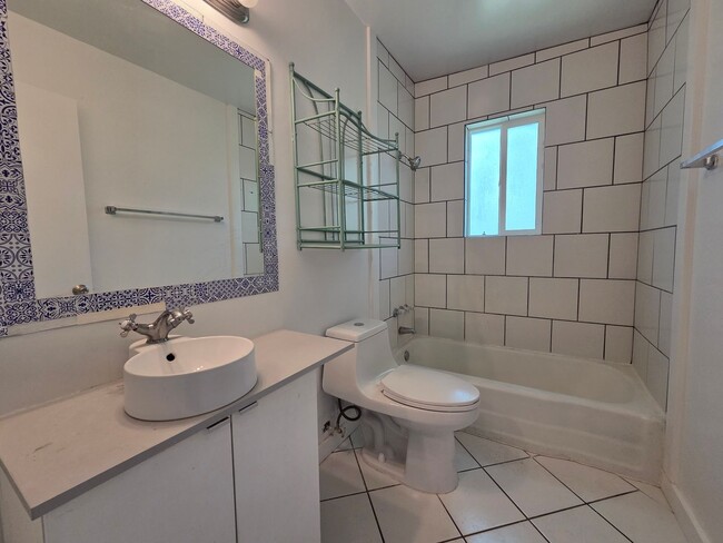 Building Photo - 724 30th St