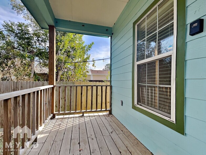 Building Photo - 5003 Higgins St