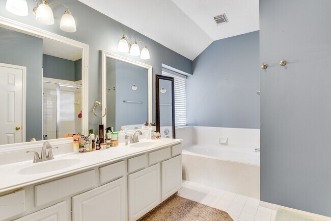 Building Photo - 317 Vantage Pointe Cir