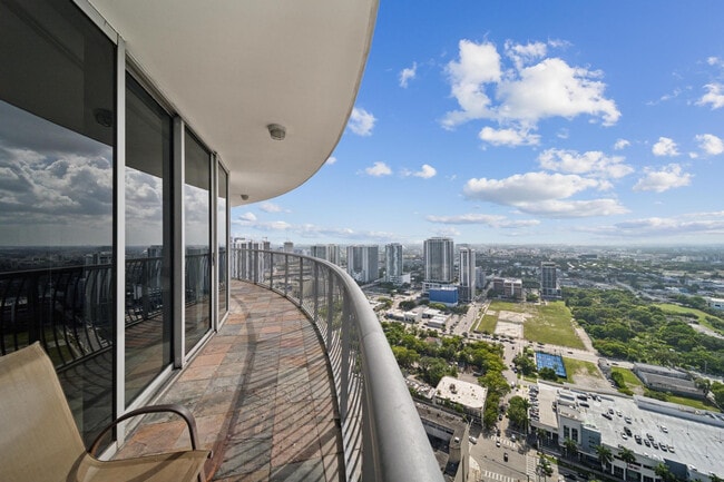 Building Photo - 1750 N Bayshore Dr