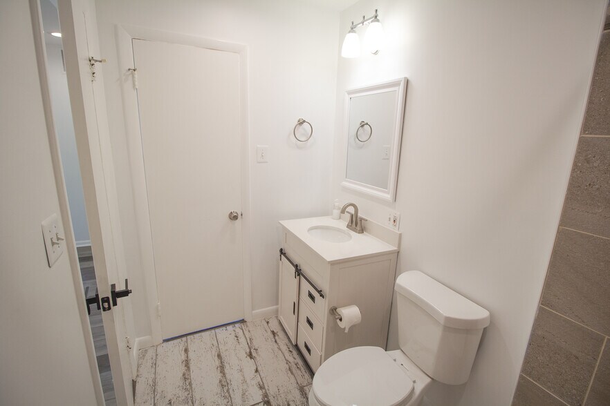 Full Bathroom - 5752 Thunder Hill Rd