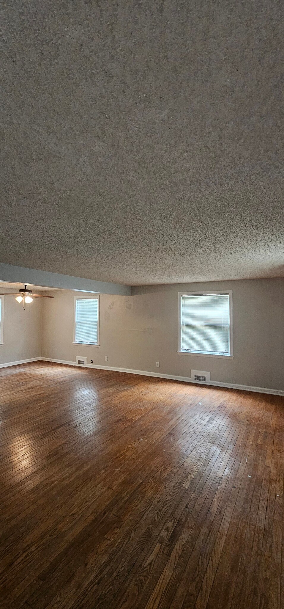 Building Photo - 614 E 63rd Ter