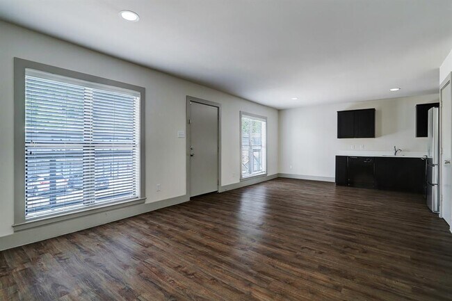 Building Photo - 4300 Rosslyn Rd