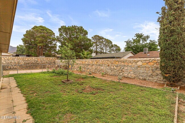 Building Photo - 832 Tepic Dr