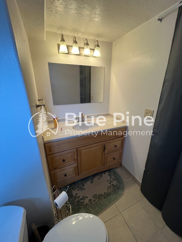 Building Photo - 1656 S Fairway Dr