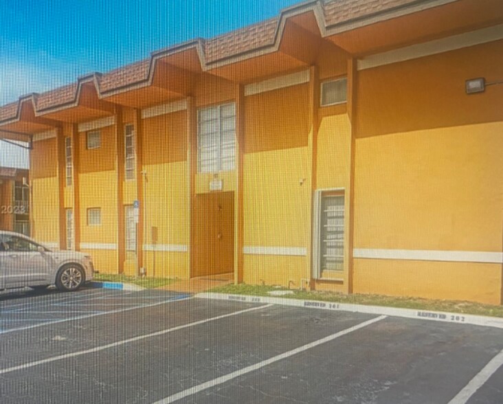 Primary Photo - 9449 SW 76th St