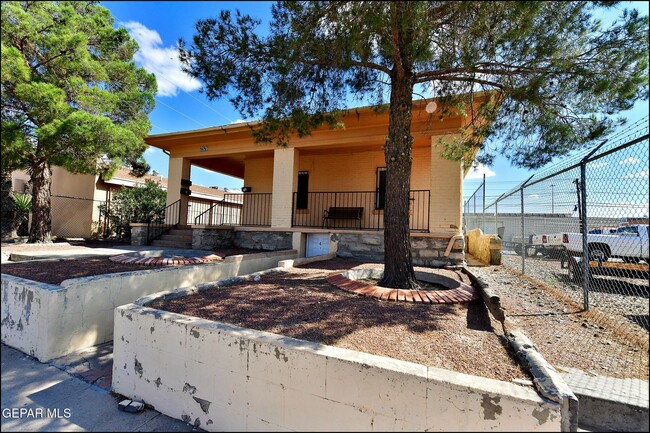 Building Photo - 2526 Yandell Dr