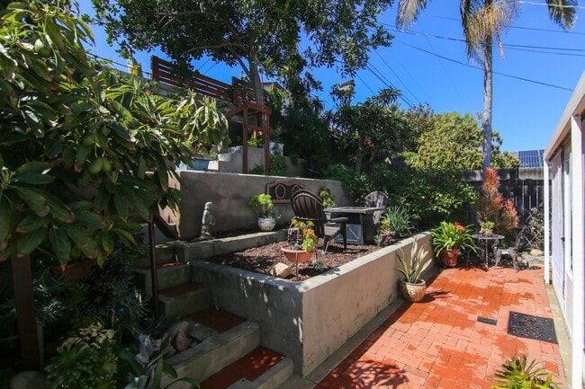 Building Photo - Furnished Single Story Home West of the Freeway