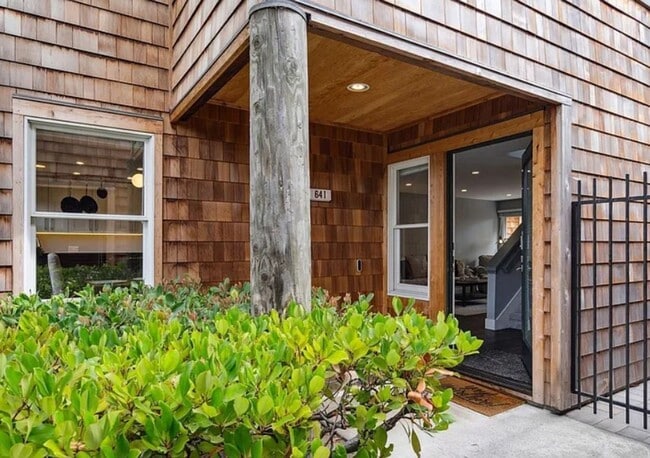 Building Photo - 641 Centre Ct