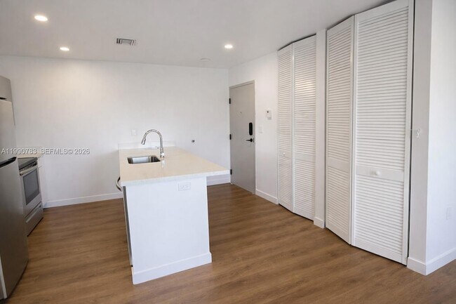 Building Photo - 1950 Fletcher St