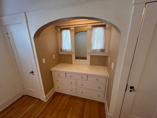 Building Photo - Fabulous 4 Bed 2 Bath One Story Craftsman ...