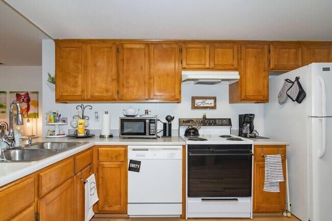 Building Photo - 565 Primrose Dr