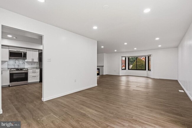 Building Photo - 2146 Woodford Rd