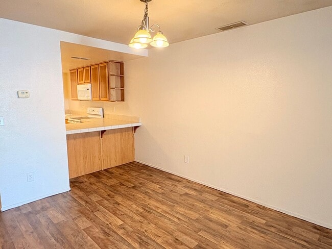 Building Photo - 3 bedroom Townhouse in a gated community