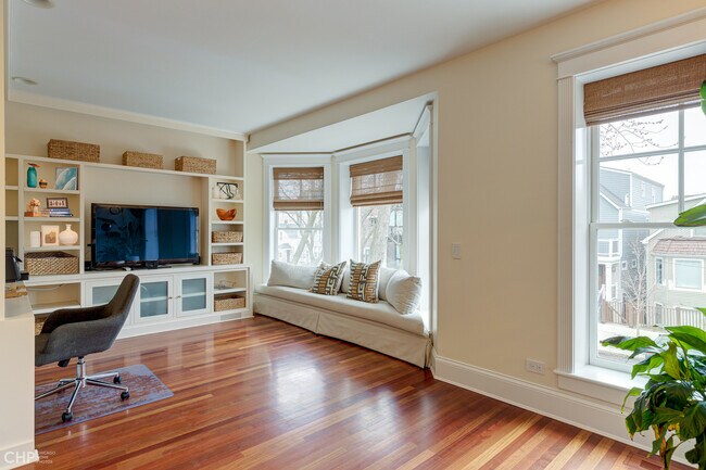 Building Photo - 2663 N Marshfield Ave