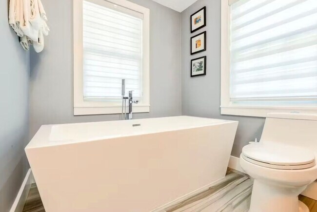 Building Photo - 629 Elizabeth St