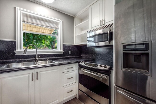 Building Photo - 8642 Sunset Dr