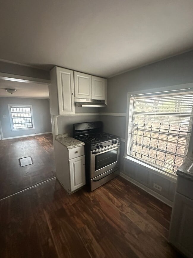 Building Photo - Charming 3 bedroom 1 bath with a huge workshop!