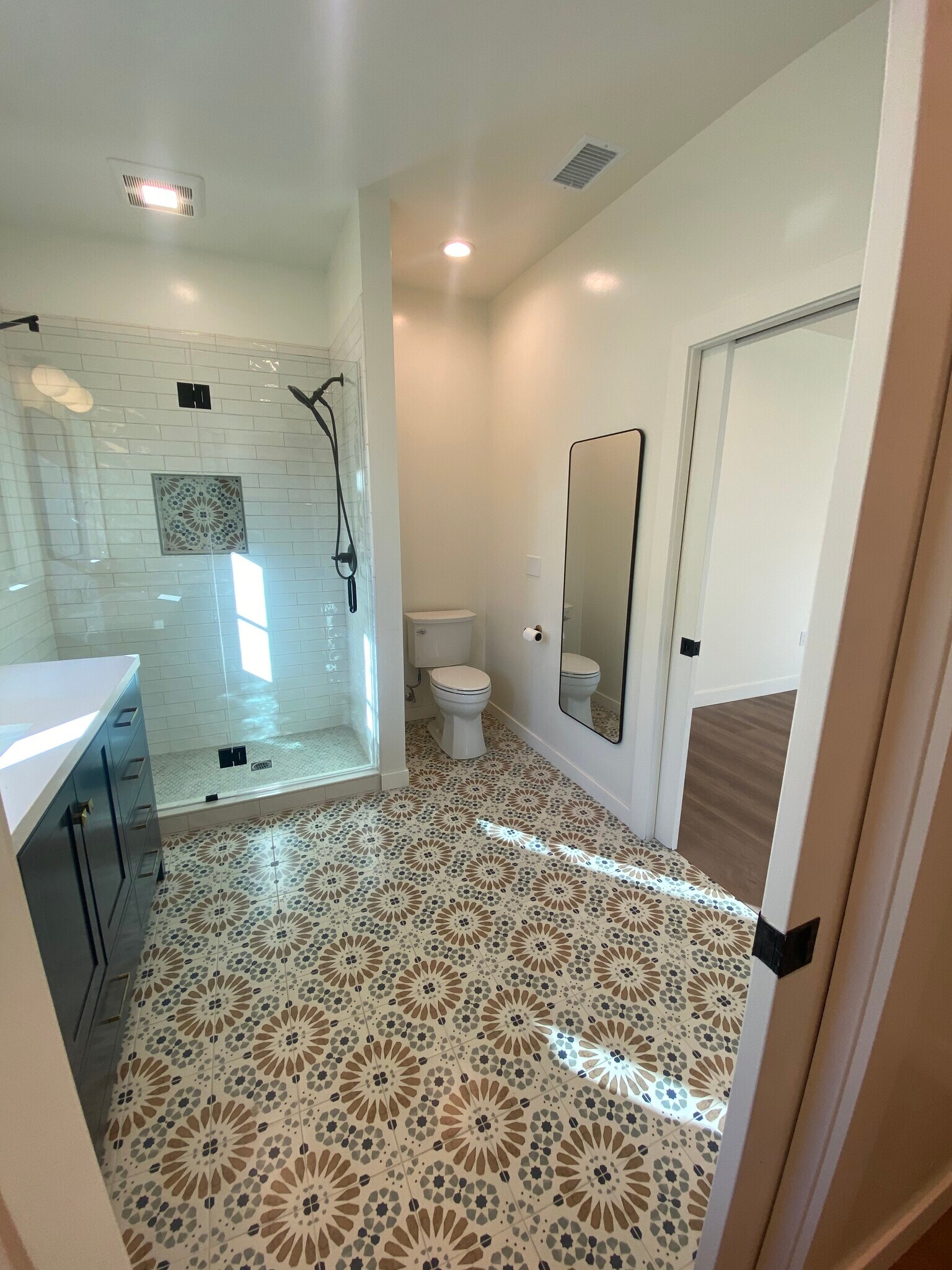 Building Photo - 1077 E Howard St