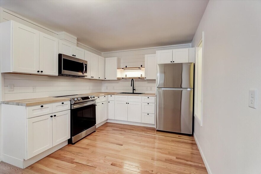 Kitchen - 1719 Carver St