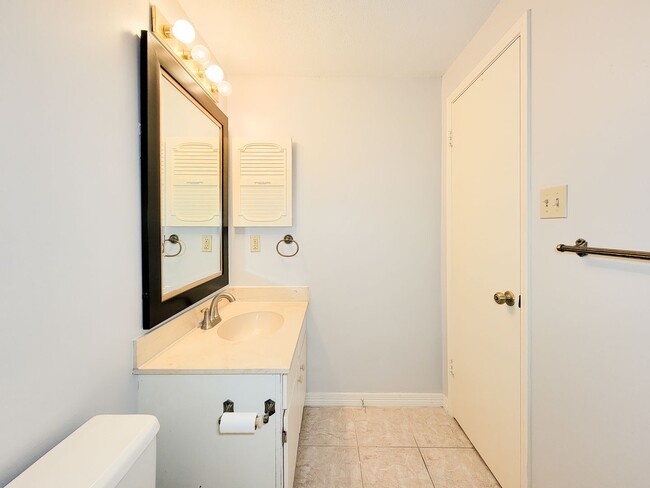 Building Photo - Medical Center Living at Its Best – Poolsi...