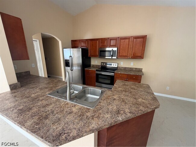 Building Photo - 905 SW 8th Ct