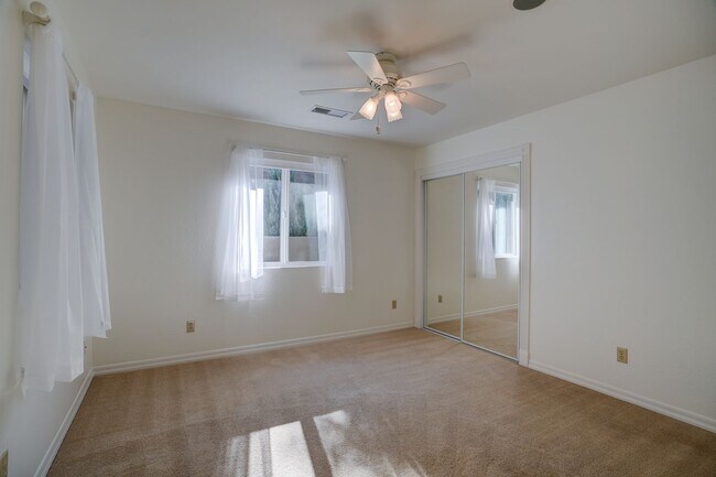 Building Photo - Extra spacious 3 bed 2 bath home in Kingsw...