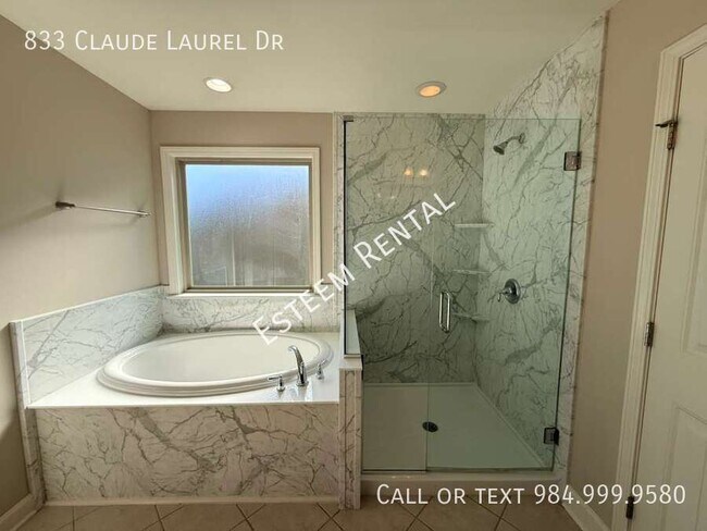 Building Photo - 833 Claude Laurel Dr