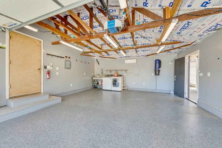 Building Photo - 6836 S Land Park Dr