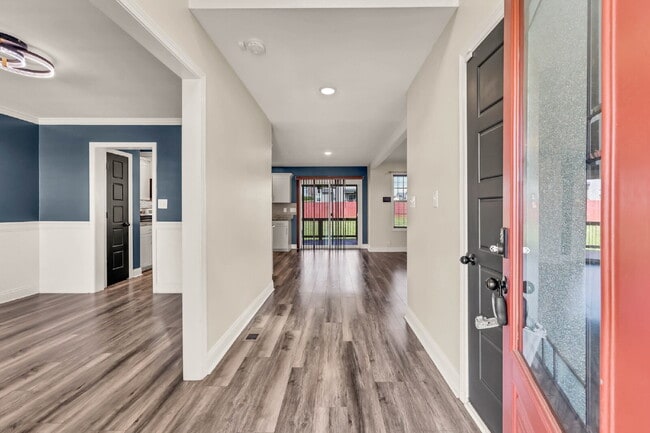 Building Photo - Close to Fort Campbell and MOVE IN READY!