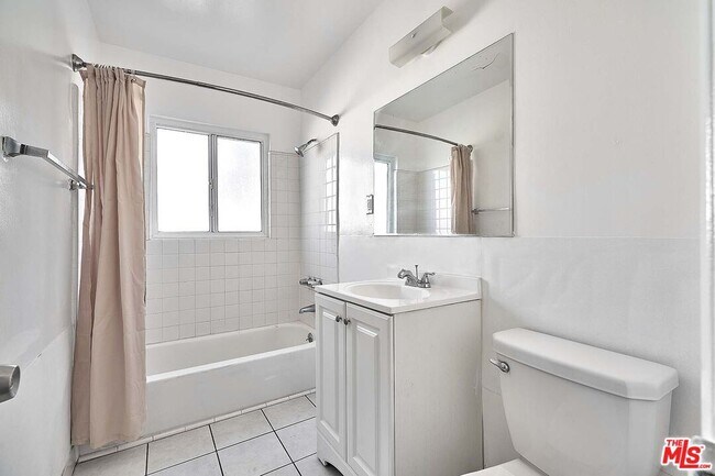 Building Photo - 443 S Wilton Pl
