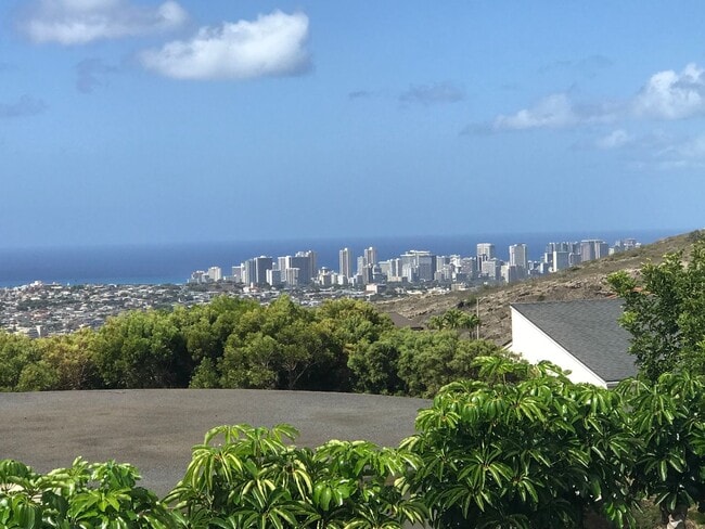 Building Photo - Waialae Iki, large family home 4 bedroom, 4 baths, 2 car garage