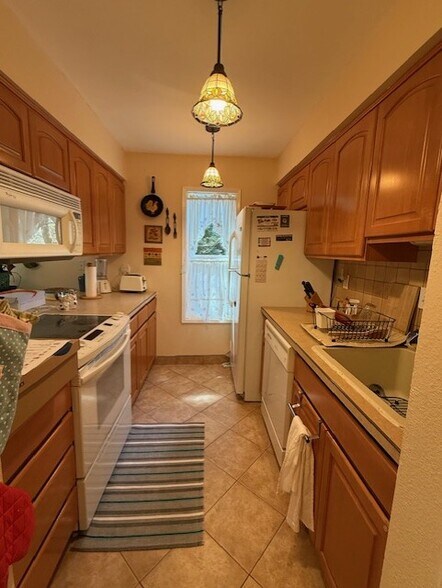 Building Photo - 4654 Lower Dr