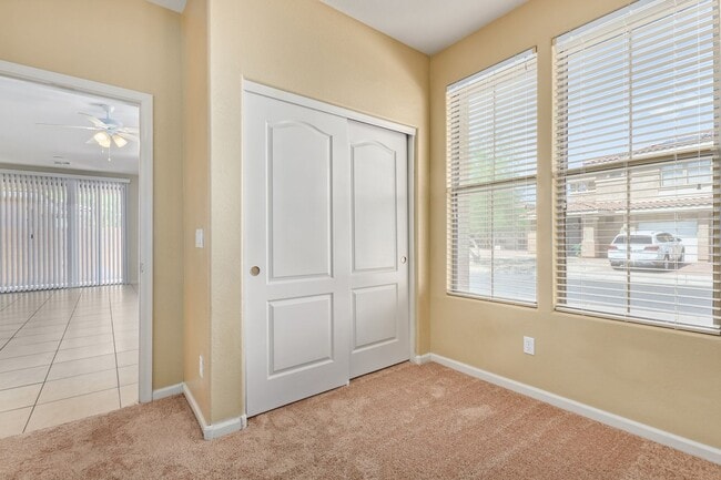 Building Photo - Excellent location! Community Pool and parks! Appliances included!