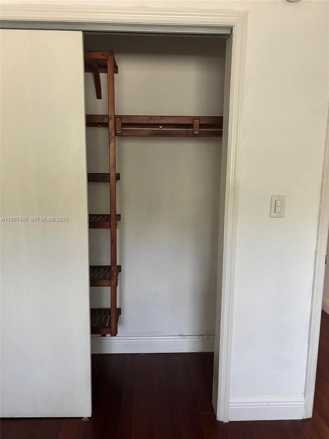 Building Photo - 520 NE 38th St