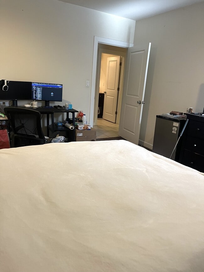 Building Photo - 1829 Vineyard St