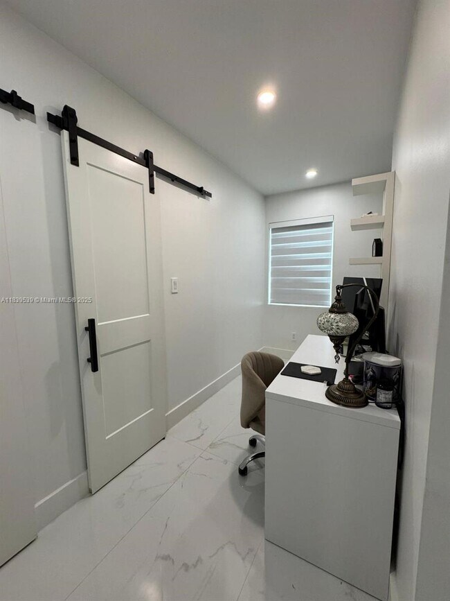 Building Photo - 9720 Bel Aire Dr