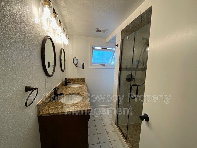 Building Photo - 1514 E Symons St