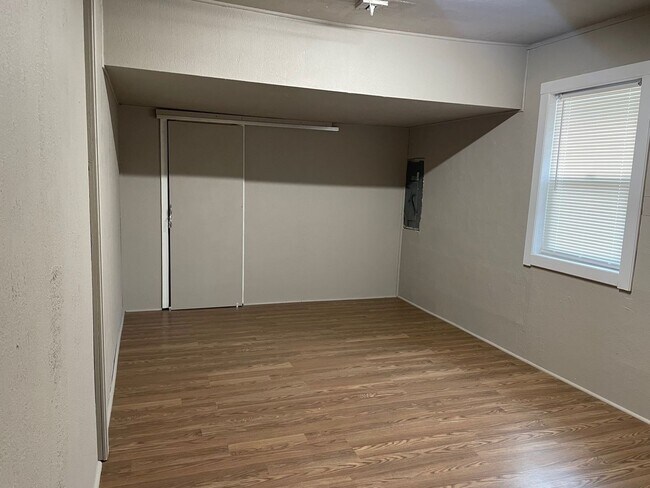 Building Photo - Charming Single-Level Living with Bonus Flex Space & Private Yard