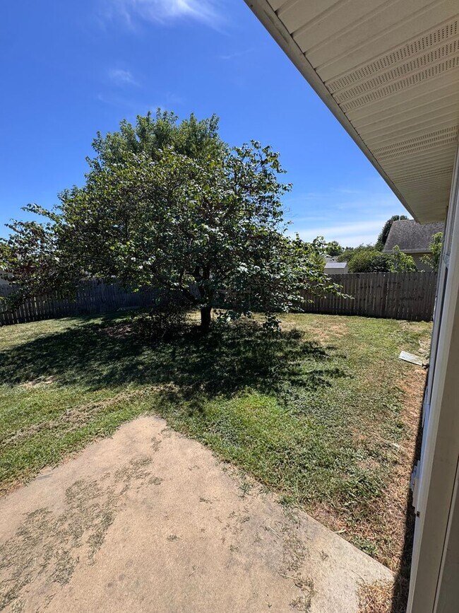 Building Photo - 3 Bed 2 Bath 2 car Home for rent in Republic MO!
