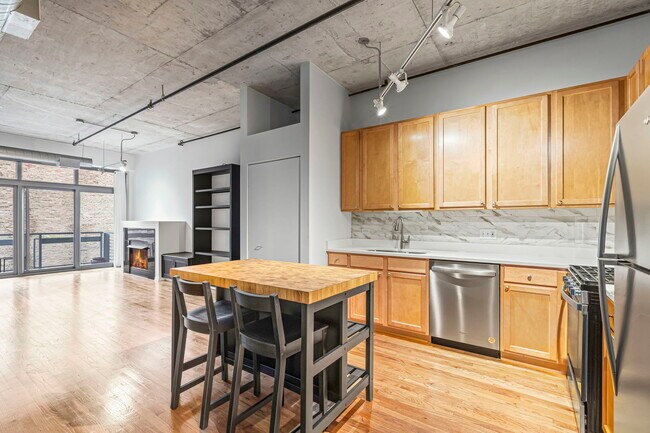 Building Photo - 933 W Van Buren St