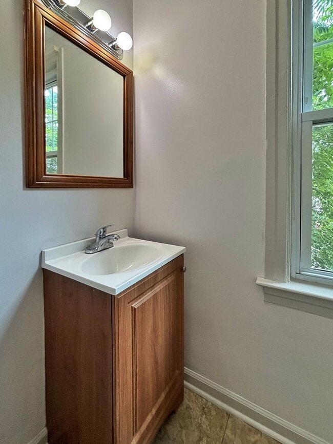 Building Photo - 3 bed 1.5 bathroom apartment in Harleysvil...