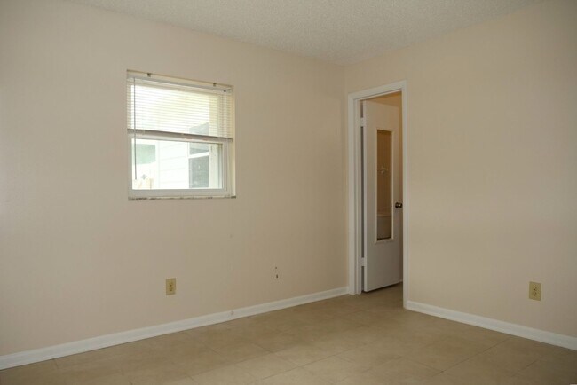 Building Photo - Clean, Bright & Move-In Ready! 3-Bedroom H...