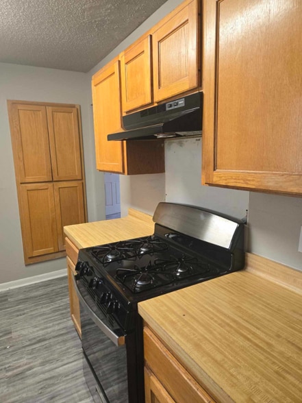 Building Photo - 2406 S Laredo St