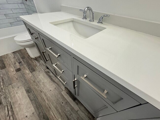 Building Photo - 5382 Circle Dr