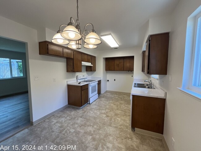 Building Photo - Refreshed Unit