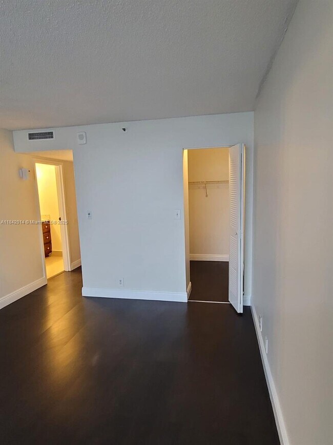 Building Photo - 7601 E Treasure Dr