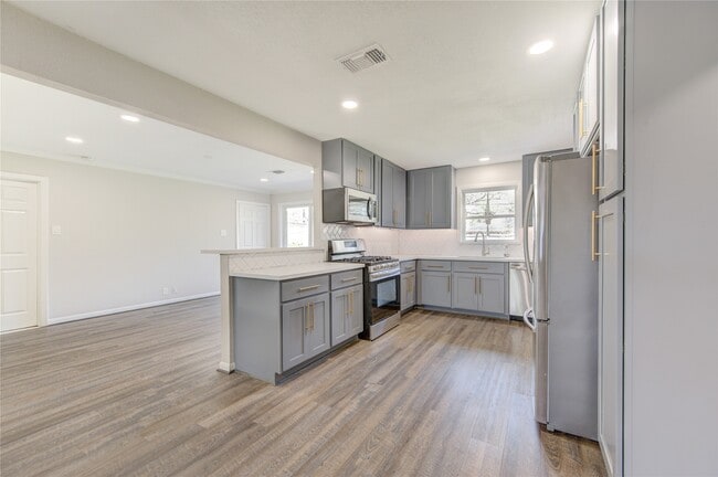 Building Photo - 6026 Clarewood Dr