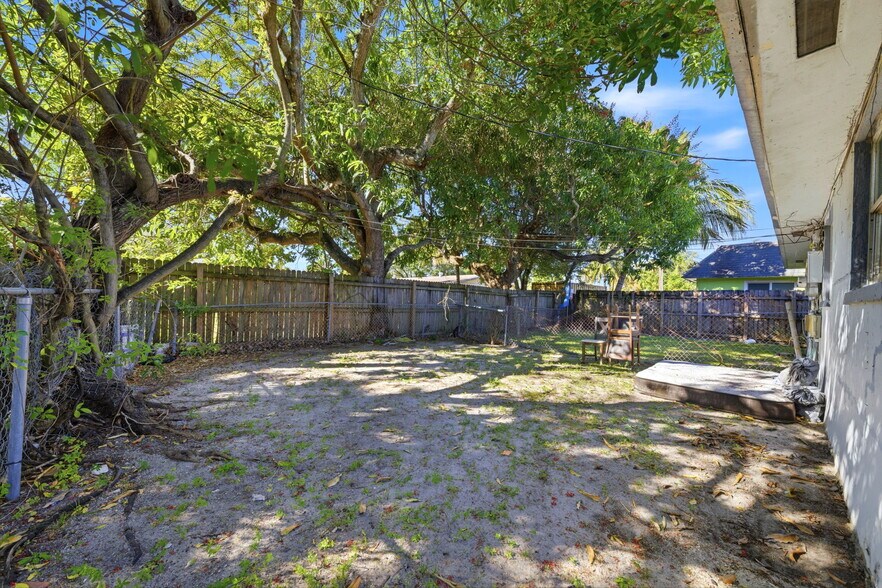 Building Photo - 1439 NW 8th Ave